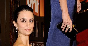 Penelope Cruz : jewelery of earrings and huge hand rings at the 14th Annual Critics Awards