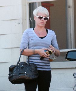 Pink aka Alecia Moore : candids about to get in her car after leaving costume shop in Studio City on January 13th, 2009