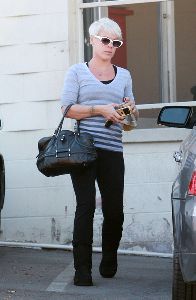 Pink aka Alecia Moore : about to get in her car after leaving costume shop in Studio City on January 13th, 2009