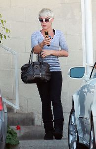 Pink aka Alecia Moore : spotted walking to her car with a moto golden mobile in hand on January 13th, 2009