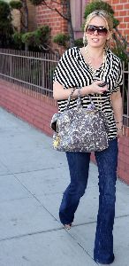 Hilary Duff : walking in Beverly Hills before heading into an office building on Tuesday January 13th 2009