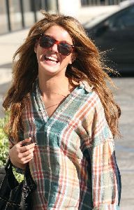 Shenae Grimes : candids walking in Hollywood, California wearing a baggy shirt on January 13th 2009