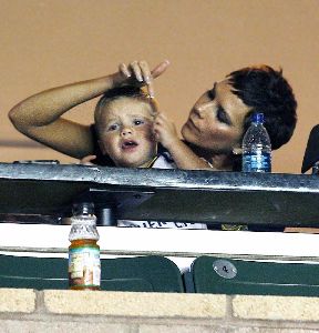 Victoria Beckham : nice mommy, but leave me alone i want to watch the game