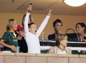 Victoria Beckham : together with actress Eva longoria watching a game