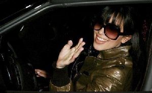 Kim Kardashian : drives away in her car after visiting a nail salon in Beverly Hills. Los Angeles, Californiaon the 19th of January 2009