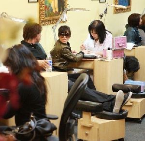 Kim Kardashian : visits at a nail salon in Beverly Hills. Los Angeles, Californiaon the 19th of January 2009