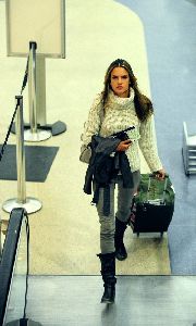 Alessandra Ambrosio : candids departing from LAX airport, on Wednesday, January 28th 2009