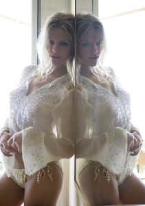 Brooklyn Decker mirror reflection picture