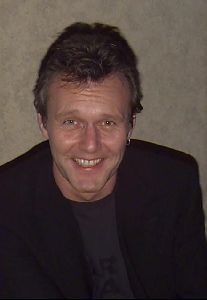 Actor anthony stewart head : 17