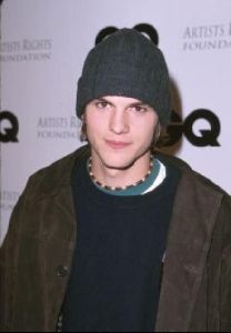 Actor ashton kutcher : 20