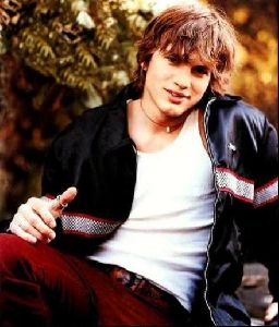 Actor ashton kutcher : 22