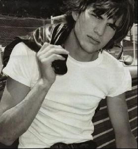 Actor ashton kutcher : 28