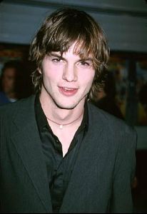 Actor ashton kutcher : 42