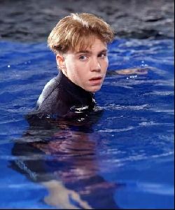 Actor jonathan brandis : 5