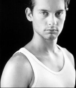 Actor tobey maguire : 34