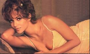 Actress halle berry : 34