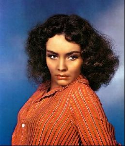 Actress jennifer jones : 14