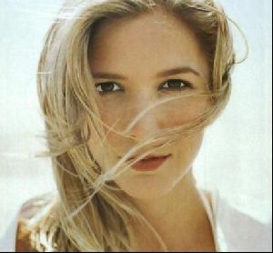 Actress lisa faulkner : 21