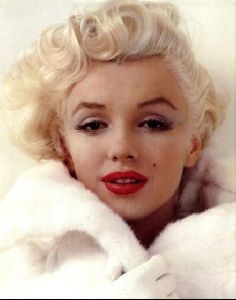 Actress marilyn monroe : 24