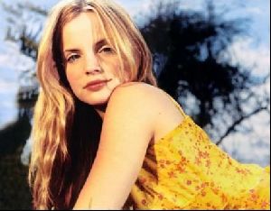 Actress mena suvari : 43