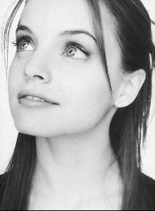 Actress mena suvari : 48