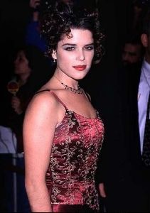 Actress neve campbell : 75