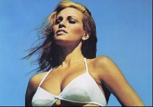 Actress raquel welch : 33