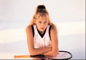 female athlete anna kournikova : 2