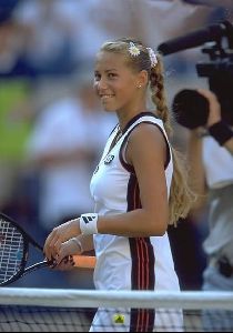 female athlete anna kournikova : 21