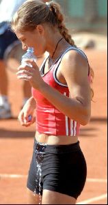 female athlete anna kournikova : 32