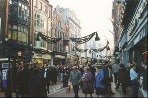 Cities Europe Ireland : Grafton Street, the major Dublin shopping street, was packed