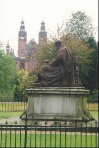 Cities Europe The United Kingdom : Kelvin statue and the Kelvingrove Museum, both in Kelvingrove Par