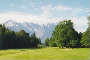 Cities Europe Germany : Looking across the valley towards the Zugspitze