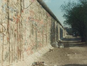 Cities Europe Germany : The Wall six months after it fell. Notice that it isn t smooth anymore.