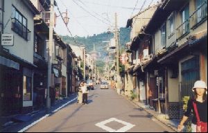 Cities Asia Japan : A street lined with craft shops en route to Kiyomizu-dera