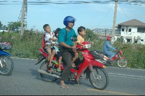 Cities thailand : 5 on a motorbike in Bangkok