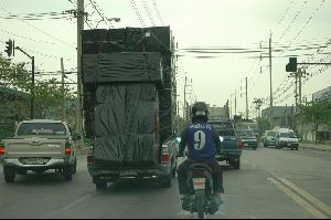 Cities thailand : Quite large pickup truck loads can be seen every day on the roads.