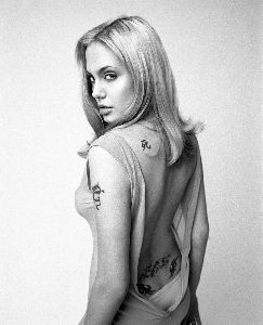 Angelina Jolie tattoo : angelina-jolie-black-and-white-pictures-02