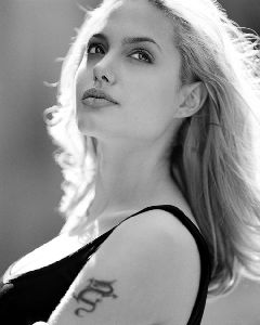 Angelina Jolie tattoo : angelina-jolie-black-and-white-pictures-13