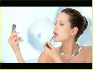 Angelina Jolie tattoo : angelina-jolie-shiseido-commercial-03