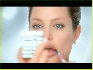 Angelina Jolie tattoo : angelina-jolie-shiseido-commercial-05