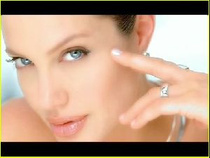 Angelina Jolie tattoo : angelina-jolie-shiseido-commercial-22