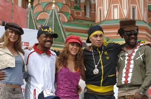 Music Shakira pictures: Shakira picture in Moscow with the Black eyed Peas