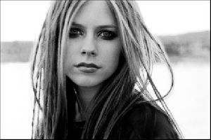 Avril Lavigne smoky eye makeup