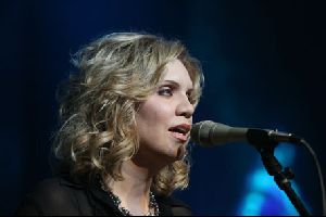 ALISON KRAUSS : Alison-Krauss-bm02