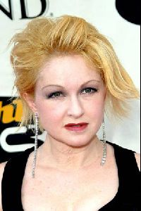 CYNDI LAUPER : 2004 VH1 Divas - Arrivals