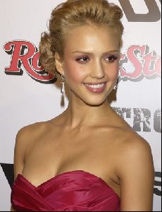 jessica alba at an awards event