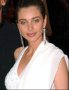 Lisa Ray : lisa-ray-picture-2