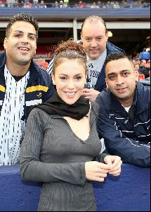 Alyssa Milano : alyssa milano baseball 2 big