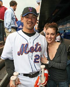 Alyssa Milano : alyssa milano baseball 6 big